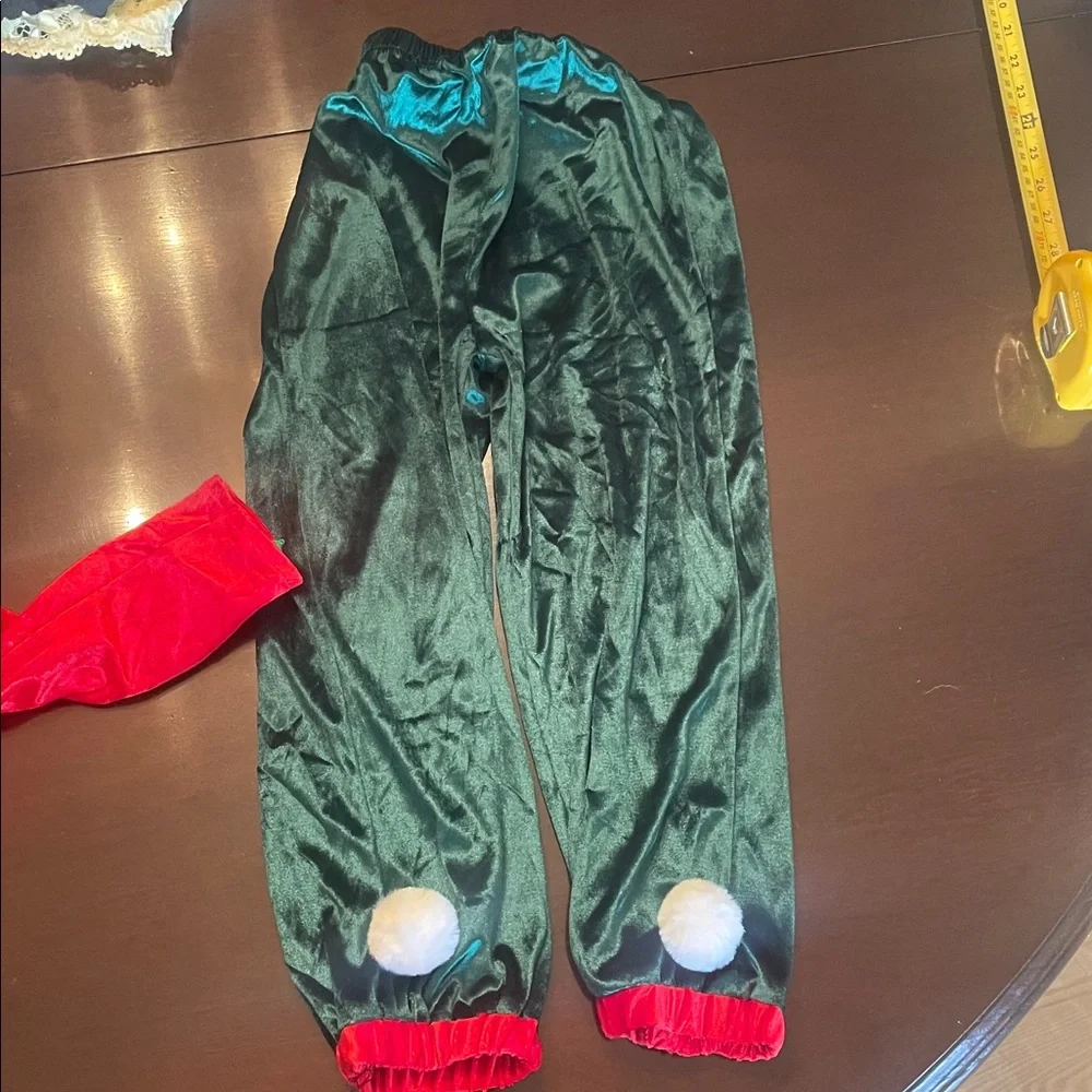 Red and Green Elf Costume for Kids nwt two pieces soft size 120 or 6/7